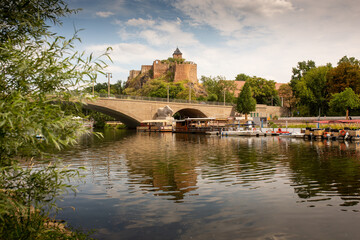 Burg Giebichenstein in Halle/Saale in Sachsen-Anhalt am Fluss Saale, im Vordergrund die...