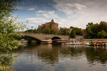 Burg Giebichenstein in Halle/Saale in Sachsen-Anhalt am Fluss Saale, im Vordergrund die...