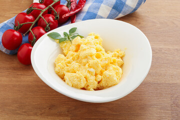 Scrambledd egg in the bowl