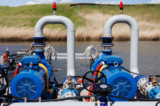 The pump pumps water from the river to irrigate agricultural fields.