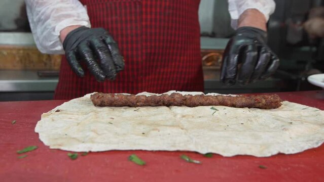 Adana kebab.
The master who puts the island between the lavash. Turkish food culture.
