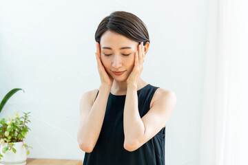 肌に手を添える美しい日本人女性