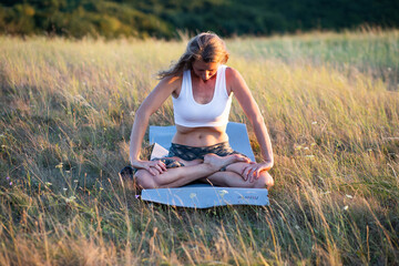 woman doing uddiyana bandha outdoors