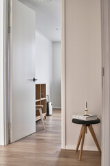 床のあるモダンな部屋