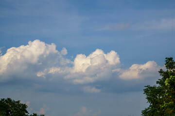 Obraz premium 青い空と夏の白い雲