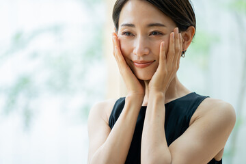 肌に手を触れる日本人女性
