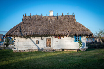Fototapeta na wymiar stara drewniana chata kryta słomą