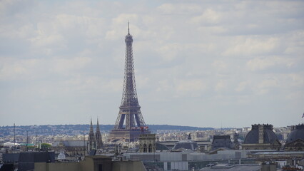 Fototapeta na wymiar Paris über den Dächern mit Eifelturm im Hintergrund 