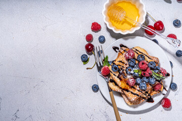 Obraz na płótnie Canvas Baked french toasts with berries