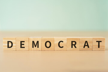 民主主義者のイメージ｜「DEMOCRAT」と書かれたブロック
