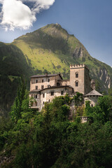 Fototapeta na wymiar Wunderschöne Burgkulisse im österreichischen Tirol 