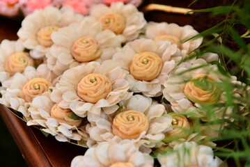 Obraz na płótnie Canvas sweets decorated with flowers on party table, condensed milk candy balls, candy balls