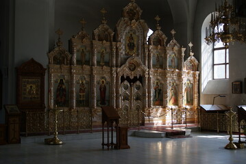 The altar inside the church of Matrona of Moscow on the bank of the Klyazma River on Klimov Street in Noginsk - obrazy, fototapety, plakaty