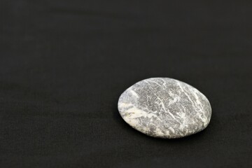 黒い背景と石