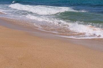 Fototapeta na wymiar Clear emerald green sea with clean sandy beach