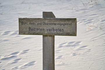 Sign in German, bathing prohibited, trespassing prohibited in the national park on the Darss - obrazy, fototapety, plakaty