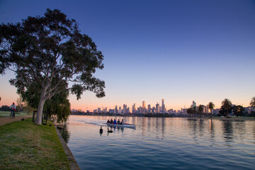 Obraz premium Melbourne city skyline behind Albert Park lake in the pre-dawn light 