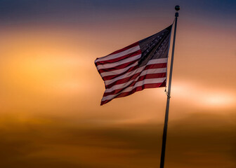Obraz premium american flag at sunset