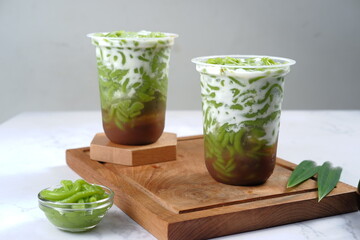 es Cendol or lod chong is a sweet ice dessert made from pandan short vermicelli with coconut milk, and palm sugar syrup.popular in Indonesia and other Southeast Asia such as thailand,Brunei, Malaysia  - obrazy, fototapety, plakaty