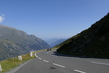 Fototapeta premium Obraz pokazuje dwóch motocyklistów na tle gór Austriackich
