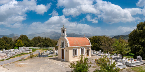 Kapelle mit Friedhof auf der Hochebene Lassithi auf Kreta, Griechenland