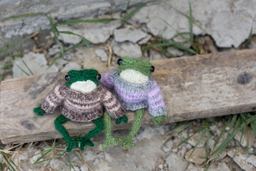 Knitted frogs - toys sits
