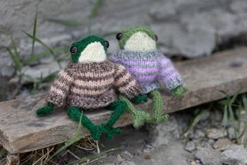 Knitted frogs - toys sits