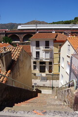 Rue et ruelle de la ville de Cerbère dans les Pyrénées orientales sud de France au bord de la mer
