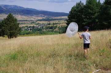 chasse au papillon avec &eacute;puisette filet pour &eacute;tudier la nature enfant