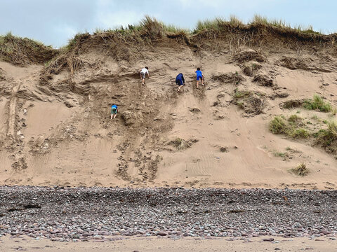Kinder klettern eine D&uuml;ne hinauf