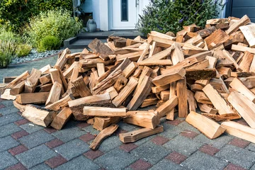Raamstickers Voorraad brandhout voor het verwarmen van huis. Gestapelde gedroogde stammen voor het huis © Brebca