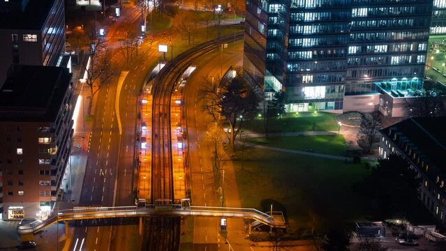 Zeitraffer von stark befahrener Stra&szlig;e in Koeln 1 - Jib nach oben