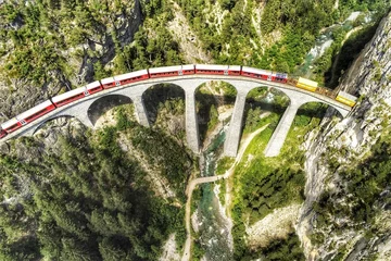 Foto op Plexiglas Landwasserviaduct Luchtfoto, groothoekopname van het observatieplatform Landwasser Viaduct, Zwitserland