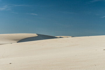 Fototapeta na wymiar Areias e Dunas esculpidas no deserto