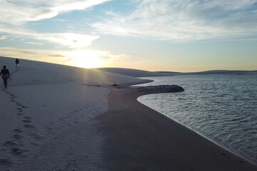 Pôr do sol nas areias proximo a uma bela lagoa