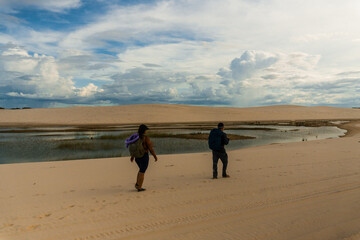 Caminhando proximo a lagoa nos Lençois Maranhenses