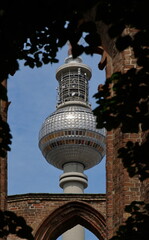 Blick auf die Kugel des Berliner Fernsehturms durch die Ruine des Grauen Klosters © Stephan Laude