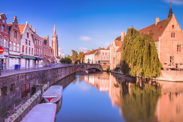 Obraz premium Rozenhoedkaai canal reflection at sunrise and blurred clouds, Bruges