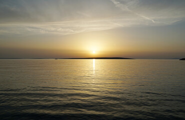 Obraz premium Quiet and relaxing atmosphere during the sea sunset above glassy sea surface