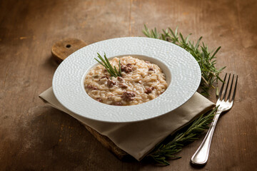 Risotto with sausage with red wine and rosemary - 520634598