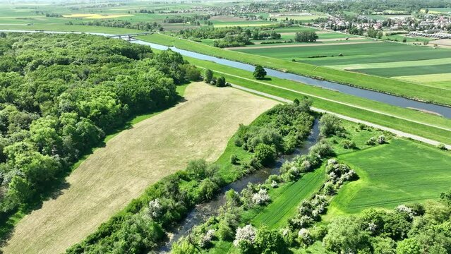 Leni lot nad rzeką☻ wśr&oacute;d p&oacute;l i łąk