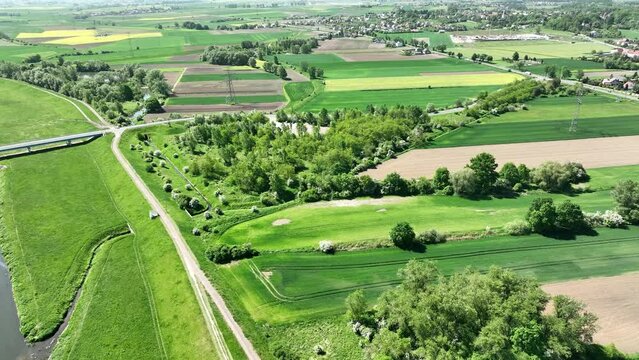 Lot nad polami uprawnymi i rzeką