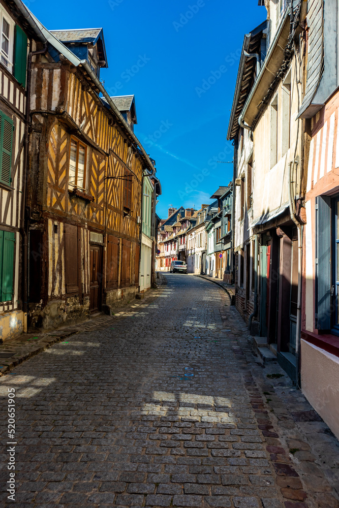 Wall mural Kleine Entdeckungstour durch die wunderschöne Hafenstadt Honfleur bei Le Havre - Normandie - Frankreich