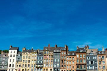 Fototapeta premium Kleine Entdeckungstour durch die wunderschöne Hafenstadt Honfleur bei Le Havre - Normandie - Frankreich
