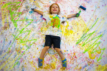 Obraz premium a little girl all in different colors with a roller