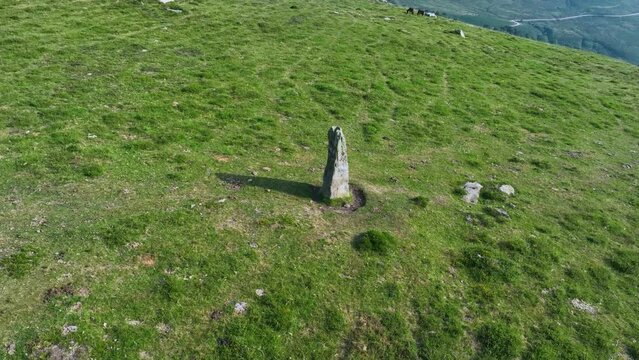 Pedruecos cairn or menhir of 2.5 meters. In Resconorio, on the hill above Carrascal de Cocej&oacute;n and the border with San Pedro del Romeral, north of the La Matanela pass, near the province of Burgos. Lu