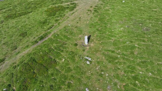 Pedruecos cairn or menhir of 2.5 meters. In Resconorio, on the hill above Carrascal de Cocej&oacute;n and the border with San Pedro del Romeral, north of the La Matanela pass, near the province of Burgos. Lu