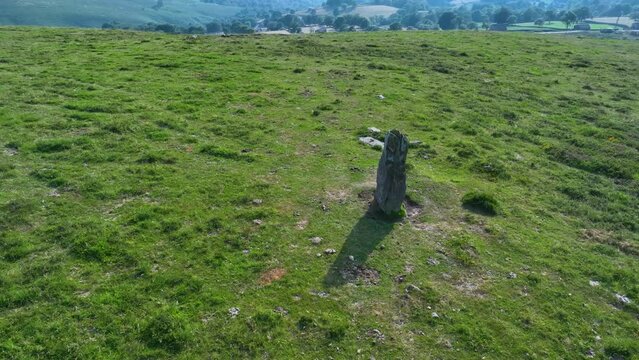 Pedruecos cairn or menhir of 2.5 meters. In Resconorio, on the hill above Carrascal de Cocej&oacute;n and the border with San Pedro del Romeral, north of the La Matanela pass, near the province of Burgos. Lu