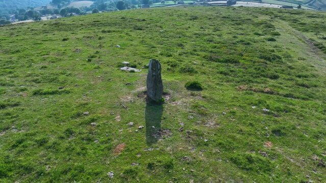 Pedruecos cairn or menhir of 2.5 meters. In Resconorio, on the hill above Carrascal de Cocej&oacute;n and the border with San Pedro del Romeral, north of the La Matanela pass, near the province of Burgos. Lu