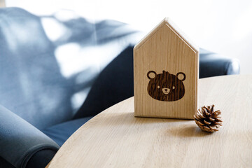 drewniany domek dla misia - symbol domu - bezpiecznie w domu - ochrona - domowy - miś - dom
